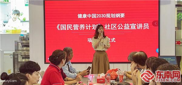 尊龙凯时人生就是搏行销推广部副部长郑玲芳在给学员们授课.jpg